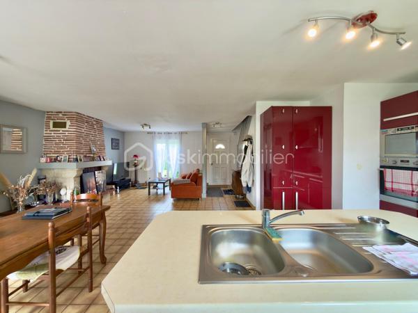 Au cœur d’un environnement calme du Trait, à proximité immédiate des commodités et d’une salle de sport, découvrez cette maison de 124 m² offrant de beaux volumes et une agréable sensation d’espace.

Dès l’entrée, vous serez séduit par sa vaste pièce de vie traversante, baignée de lumière naturelle, où salon, séjour et cuisine ouverte se réunissent dans une atmosphère conviviale et chaleureuse. Un véritable lieu de vie pensé pour partager les moments du quotidien comme les grandes occasions.

La maison offre une véritable vie de plain-pied avec deux chambres équipées de placards, un bureau idéal pour le télétravail ou une chambre d’appoint, une salle de douche et un WC indépendant.

À l’étage, deux grandes chambres lumineuses de 21 m² et 16 m² complètent l’ensemble, offrant à chacun son espace et son intimité.

Côté pratique, un sous-sol complet particulièrement bien agencé constitue un véritable atout. Capable d’accueillir jusqu’à trois véhicules, il offre également de nombreuses possibilités de rangement et d’aménagement. Un espace que les photos ne révèlent pas… et qui mérite à lui seul une visite.

Édifiée sur une parcelle de 593 m², la propriété dispose de deux espaces extérieurs distincts : un jardin d’accueil côté entrée et un second espace plus vaste à l’arrière, idéal pour profiter des beaux jours, créer un coin détente ou laisser libre cours à vos projets.

Construite en 1989, cette maison présente un bon état général

Une maison lumineuse, fonctionnelle et évolutive, idéale pour une famille en quête d’espace, de confort et de tranquillité.

Et si votre prochain chapitre commençait ici ?