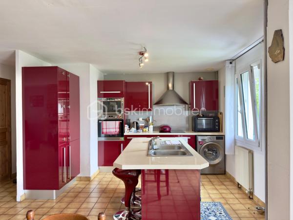 Au cœur d’un environnement calme du Trait, à proximité immédiate des commodités et d’une salle de sport, découvrez cette maison de 124 m² offrant de beaux volumes et une agréable sensation d’espace.

Dès l’entrée, vous serez séduit par sa vaste pièce de vie traversante, baignée de lumière naturelle, où salon, séjour et cuisine ouverte se réunissent dans une atmosphère conviviale et chaleureuse. Un véritable lieu de vie pensé pour partager les moments du quotidien comme les grandes occasions.

La maison offre une véritable vie de plain-pied avec deux chambres équipées de placards, un bureau idéal pour le télétravail ou une chambre d’appoint, une salle de douche et un WC indépendant.

À l’étage, deux grandes chambres lumineuses de 21 m² et 16 m² complètent l’ensemble, offrant à chacun son espace et son intimité.

Côté pratique, un sous-sol complet particulièrement bien agencé constitue un véritable atout. Capable d’accueillir jusqu’à trois véhicules, il offre également de nombreuses possibilités de rangement et d’aménagement. Un espace que les photos ne révèlent pas… et qui mérite à lui seul une visite.

Édifiée sur une parcelle de 593 m², la propriété dispose de deux espaces extérieurs distincts : un jardin d’accueil côté entrée et un second espace plus vaste à l’arrière, idéal pour profiter des beaux jours, créer un coin détente ou laisser libre cours à vos projets.

Construite en 1989, cette maison présente un bon état général

Une maison lumineuse, fonctionnelle et évolutive, idéale pour une famille en quête d’espace, de confort et de tranquillité.

Et si votre prochain chapitre commençait ici ?