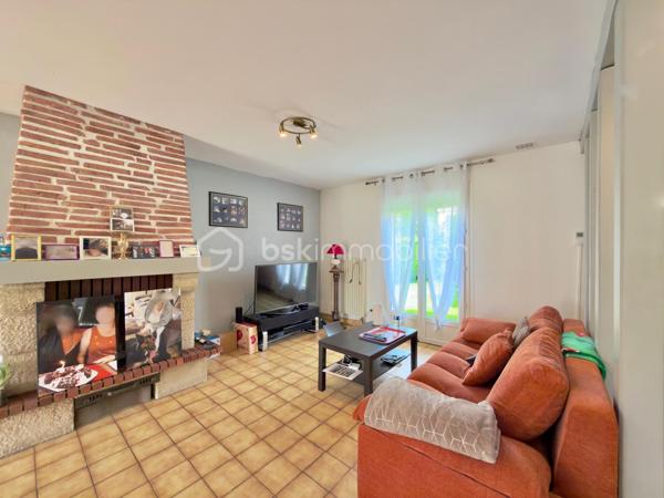 Au cœur d’un environnement calme du Trait, à proximité immédiate des commodités et d’une salle de sport, découvrez cette maison de 124 m² offrant de beaux volumes et une agréable sensation d’espace.

Dès l’entrée, vous serez séduit par sa vaste pièce de vie traversante, baignée de lumière naturelle, où salon, séjour et cuisine ouverte se réunissent dans une atmosphère conviviale et chaleureuse. Un véritable lieu de vie pensé pour partager les moments du quotidien comme les grandes occasions.

La maison offre une véritable vie de plain-pied avec deux chambres équipées de placards, un bureau idéal pour le télétravail ou une chambre d’appoint, une salle de douche et un WC indépendant.

À l’étage, deux grandes chambres lumineuses de 21 m² et 16 m² complètent l’ensemble, offrant à chacun son espace et son intimité.

Côté pratique, un sous-sol complet particulièrement bien agencé constitue un véritable atout. Capable d’accueillir jusqu’à trois véhicules, il offre également de nombreuses possibilités de rangement et d’aménagement. Un espace que les photos ne révèlent pas… et qui mérite à lui seul une visite.

Édifiée sur une parcelle de 593 m², la propriété dispose de deux espaces extérieurs distincts : un jardin d’accueil côté entrée et un second espace plus vaste à l’arrière, idéal pour profiter des beaux jours, créer un coin détente ou laisser libre cours à vos projets.

Construite en 1989, cette maison présente un bon état général

Une maison lumineuse, fonctionnelle et évolutive, idéale pour une famille en quête d’espace, de confort et de tranquillité.

Et si votre prochain chapitre commençait ici ?