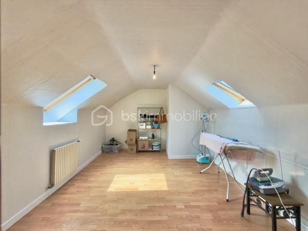 Au cœur d’un environnement calme du Trait, à proximité immédiate des commodités et d’une salle de sport, découvrez cette maison de 124 m² offrant de beaux volumes et une agréable sensation d’espace.

Dès l’entrée, vous serez séduit par sa vaste pièce de vie traversante, baignée de lumière naturelle, où salon, séjour et cuisine ouverte se réunissent dans une atmosphère conviviale et chaleureuse. Un véritable lieu de vie pensé pour partager les moments du quotidien comme les grandes occasions.

La maison offre une véritable vie de plain-pied avec deux chambres équipées de placards, un bureau idéal pour le télétravail ou une chambre d’appoint, une salle de douche et un WC indépendant.

À l’étage, deux grandes chambres lumineuses de 21 m² et 16 m² complètent l’ensemble, offrant à chacun son espace et son intimité.

Côté pratique, un sous-sol complet particulièrement bien agencé constitue un véritable atout. Capable d’accueillir jusqu’à trois véhicules, il offre également de nombreuses possibilités de rangement et d’aménagement. Un espace que les photos ne révèlent pas… et qui mérite à lui seul une visite.

Édifiée sur une parcelle de 593 m², la propriété dispose de deux espaces extérieurs distincts : un jardin d’accueil côté entrée et un second espace plus vaste à l’arrière, idéal pour profiter des beaux jours, créer un coin détente ou laisser libre cours à vos projets.

Construite en 1989, cette maison présente un bon état général

Une maison lumineuse, fonctionnelle et évolutive, idéale pour une famille en quête d’espace, de confort et de tranquillité.

Et si votre prochain chapitre commençait ici ?
