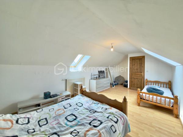 Au cœur d’un environnement calme du Trait, à proximité immédiate des commodités et d’une salle de sport, découvrez cette maison de 124 m² offrant de beaux volumes et une agréable sensation d’espace.

Dès l’entrée, vous serez séduit par sa vaste pièce de vie traversante, baignée de lumière naturelle, où salon, séjour et cuisine ouverte se réunissent dans une atmosphère conviviale et chaleureuse. Un véritable lieu de vie pensé pour partager les moments du quotidien comme les grandes occasions.

La maison offre une véritable vie de plain-pied avec deux chambres équipées de placards, un bureau idéal pour le télétravail ou une chambre d’appoint, une salle de douche et un WC indépendant.

À l’étage, deux grandes chambres lumineuses de 21 m² et 16 m² complètent l’ensemble, offrant à chacun son espace et son intimité.

Côté pratique, un sous-sol complet particulièrement bien agencé constitue un véritable atout. Capable d’accueillir jusqu’à trois véhicules, il offre également de nombreuses possibilités de rangement et d’aménagement. Un espace que les photos ne révèlent pas… et qui mérite à lui seul une visite.

Édifiée sur une parcelle de 593 m², la propriété dispose de deux espaces extérieurs distincts : un jardin d’accueil côté entrée et un second espace plus vaste à l’arrière, idéal pour profiter des beaux jours, créer un coin détente ou laisser libre cours à vos projets.

Construite en 1989, cette maison présente un bon état général

Une maison lumineuse, fonctionnelle et évolutive, idéale pour une famille en quête d’espace, de confort et de tranquillité.

Et si votre prochain chapitre commençait ici ?