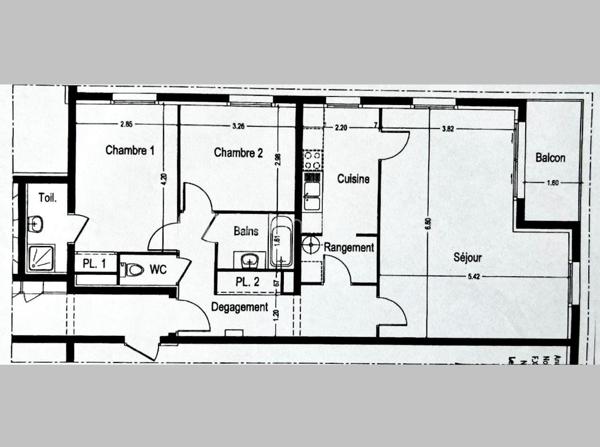 VOUS CHERCHIEZ L'APPARTEMENT 2 CHAMBRES avec GARAGE, 2 PLACES DE PARKING, PROCHE DES SPOTS de la CÔTE D'OPALE !
Situé à COQUELLES, il est à 6 min de SANGATTE, 15 min de WISSANT, et 20 mn d'AUDINGHEN...
Il saura PARFAIRE au STOCKAGE de VOTRE MATERIEL de KITE-SURF, CANOE, PLANCHES, RANDONNEES...
Ses 2 places de PARKING, vous permettront de GARER votre voiture et votre camionnette, et son local à vélos abritera vos " BICLOUS ".

C'est en 2004 qu'il a élu domicile rue de Bergnieulles, proche de l'ensemble des COMMERCES et COMMODITES, de la GARE TGV de FRETHUN, et des AXES RAPIDES A16.

Il est situé au 2 eme étage d'une copropriété de SEULEMENT 25 LOTS.
Les COMMUNS sont PRESTIGIEUX ( parfaitement entretenu ), et vous bénéficierez d'un ASCENSEUR, pour parfaire à votre confort d'accessibilité.

Sa PORTE s'ouvre sur son HALL/COULOIR ( avec PENDERIE ), qui vous guide vers son ESPACE NUIT, vous proposant une SALLE de BAINS, 2 CHAMBRES ( dont une SUITE avec PLACARD intégré et SALLE D'EAU ), et un WC Indépendant.
Il vous dirige ensuite, vers sa CUISINE ( entièrement équipée, avec cellier de rangement ), et son SALON / SEJOUR avec BALCON parfaitement exposé. 
Ces 3 pièces vous offre une BELLE VUE PANORAMIQUE, et sont baignées d'une très belle luminosité.
Une ouverture en OPENSPACE ( Salon, séjour, cuisine ) est tout à fait possible !

LES SURFACES :
Il mesure 82 m2 habitables + BALCON + GARAGE + 2 PLACES de PARKING.
Salon/Séjour 31 m2, Cuisine 12 m2, Salle de bains 4 m2, Chambre 10 m2, et Suite 17 m2

Ses ASPECTS TECHNIQUES :
Pour votre sécurité, les accès sont sécurisés par BADGE, INTERPHONE, DIGICODE.
Les MENUISERIES sont en PVC DOUBLE-VITRAGE + VOLETS ROULANTS.
Le CHAUFFAGE est INDIVIDUEL par convecteur électrique.
L'EAU-CHAUDE est produite par Ballon électrique.
Les SOLS sont sur DALLE BETON, CARRELAGE et PARQUETS.
Le BALCON est parfaitement exposé SUD
Des placards sont présents dans différentes pièces de l'appartement, et permettent d'aménager les espaces pour vos différents rangements.
Il est situé au DEUXIEME étage ( sur 3 ) avec ASCENSEUR.

Les NOTIONS ECONOMIQUES :
Il est actuellement loué, pour une période d'encore 2 ans ( mais la locataire accepterait un départ anticipé ). 
Le loyer est de 953 euros ( dont charges 66 /mois )...Juste le temps de patienter un peu, avant d'y habiter.
La taxe foncière est de seulement 854 euros.
Les charges générales communes de 84 /mois.
Les consommations électrique et eau sont individuelles, PAS de TRAVAUX prévus.

Pour VOTRE RESIDENCE SECONDAIRE, FUTURE RETRAITE, INVESTISSEMENT LOCATIF, ou en PATRIMOINE FONCIER, le SECTEUR est IDEAL, l'accès est sécurisé, la SURFACE est TRES CONFORTABLE, la VUE est dégagée, vous disposez d'un BALCON, d'un GARAGE, de 2 PLACES de PARKING, d'un local à vélos, d'un ASCENSEUR, et de TOUTES LES COMMODITES à proximité...QUE VOUS FAUT-IL DE PLUS ?

Pour parfaire et satisfaire votre curiosité, je dispose de 2 VIDEOS, que je suis en mesure de vous envoyer sur WhatsApp.

Vous souhaitez qu'il participe à l'épanouissement de votre famille, ou qu'il devienne votre résidence secondaire ?
Il faut juste m'appeler...Gilles O6 3O 89 OO O8, créateur d'émotions, de belles rencontres, et de bonnes sensations immobilières.

Pour des acquéreurs potentiels qualifiés, nous sommes en recherche de biens immobiliers à vendre, sur l'ensemble des Hauts de France.
N'hésitez pas à nous consulter pour la vente d'une maison, d'un appartement, d'un immeuble locatif, d'un fonds de commerce...Nous pourrons vous OFFRIR votre ESTIMATION, et vous présenter les particularités de nos actions commerciales, qui transforment nos ventes en de très belles réussites immobilières.