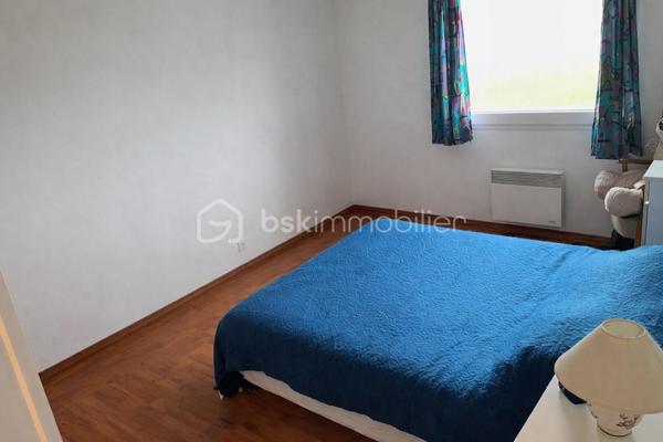VOUS CHERCHIEZ L'APPARTEMENT 2 CHAMBRES avec GARAGE, 2 PLACES DE PARKING, PROCHE DES SPOTS de la CÔTE D'OPALE !
Situé à COQUELLES, il est à 6 min de SANGATTE, 15 min de WISSANT, et 20 mn d'AUDINGHEN...
Il saura PARFAIRE au STOCKAGE de VOTRE MATERIEL de KITE-SURF, CANOE, PLANCHES, RANDONNEES...
Ses 2 places de PARKING, vous permettront de GARER votre voiture et votre camionnette, et son local à vélos abritera vos " BICLOUS ".

C'est en 2004 qu'il a élu domicile rue de Bergnieulles, proche de l'ensemble des COMMERCES et COMMODITES, de la GARE TGV de FRETHUN, et des AXES RAPIDES A16.

Il est situé au 2 eme étage d'une copropriété de SEULEMENT 25 LOTS.
Les COMMUNS sont PRESTIGIEUX ( parfaitement entretenu ), et vous bénéficierez d'un ASCENSEUR, pour parfaire à votre confort d'accessibilité.

Sa PORTE s'ouvre sur son HALL/COULOIR ( avec PENDERIE ), qui vous guide vers son ESPACE NUIT, vous proposant une SALLE de BAINS, 2 CHAMBRES ( dont une SUITE avec PLACARD intégré et SALLE D'EAU ), et un WC Indépendant.
Il vous dirige ensuite, vers sa CUISINE ( entièrement équipée, avec cellier de rangement ), et son SALON / SEJOUR avec BALCON parfaitement exposé. 
Ces 3 pièces vous offre une BELLE VUE PANORAMIQUE, et sont baignées d'une très belle luminosité.
Une ouverture en OPENSPACE ( Salon, séjour, cuisine ) est tout à fait possible !

LES SURFACES :
Il mesure 82 m2 habitables + BALCON + GARAGE + 2 PLACES de PARKING.
Salon/Séjour 31 m2, Cuisine 12 m2, Salle de bains 4 m2, Chambre 10 m2, et Suite 17 m2

Ses ASPECTS TECHNIQUES :
Pour votre sécurité, les accès sont sécurisés par BADGE, INTERPHONE, DIGICODE.
Les MENUISERIES sont en PVC DOUBLE-VITRAGE + VOLETS ROULANTS.
Le CHAUFFAGE est INDIVIDUEL par convecteur électrique.
L'EAU-CHAUDE est produite par Ballon électrique.
Les SOLS sont sur DALLE BETON, CARRELAGE et PARQUETS.
Le BALCON est parfaitement exposé SUD
Des placards sont présents dans différentes pièces de l'appartement, et permettent d'aménager les espaces pour vos différents rangements.
Il est situé au DEUXIEME étage ( sur 3 ) avec ASCENSEUR.

Les NOTIONS ECONOMIQUES :
Il est actuellement loué, pour une période d'encore 2 ans ( mais la locataire accepterait un départ anticipé ). 
Le loyer est de 953 euros ( dont charges 66 /mois )...Juste le temps de patienter un peu, avant d'y habiter.
La taxe foncière est de seulement 854 euros.
Les charges générales communes de 84 /mois.
Les consommations électrique et eau sont individuelles, PAS de TRAVAUX prévus.

Pour VOTRE RESIDENCE SECONDAIRE, FUTURE RETRAITE, INVESTISSEMENT LOCATIF, ou en PATRIMOINE FONCIER, le SECTEUR est IDEAL, l'accès est sécurisé, la SURFACE est TRES CONFORTABLE, la VUE est dégagée, vous disposez d'un BALCON, d'un GARAGE, de 2 PLACES de PARKING, d'un local à vélos, d'un ASCENSEUR, et de TOUTES LES COMMODITES à proximité...QUE VOUS FAUT-IL DE PLUS ?

Pour parfaire et satisfaire votre curiosité, je dispose de 2 VIDEOS, que je suis en mesure de vous envoyer sur WhatsApp.

Vous souhaitez qu'il participe à l'épanouissement de votre famille, ou qu'il devienne votre résidence secondaire ?
Il faut juste m'appeler...Gilles O6 3O 89 OO O8, créateur d'émotions, de belles rencontres, et de bonnes sensations immobilières.

Pour des acquéreurs potentiels qualifiés, nous sommes en recherche de biens immobiliers à vendre, sur l'ensemble des Hauts de France.
N'hésitez pas à nous consulter pour la vente d'une maison, d'un appartement, d'un immeuble locatif, d'un fonds de commerce...Nous pourrons vous OFFRIR votre ESTIMATION, et vous présenter les particularités de nos actions commerciales, qui transforment nos ventes en de très belles réussites immobilières.