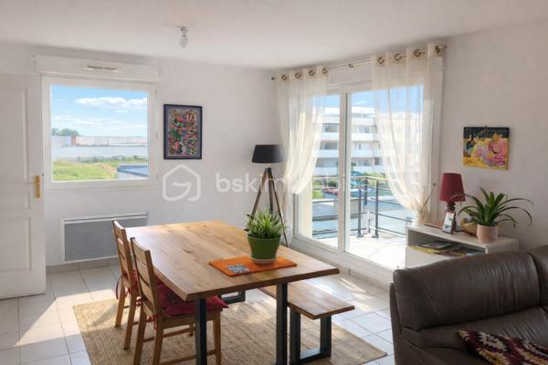 VOUS CHERCHIEZ L'APPARTEMENT 2 CHAMBRES avec GARAGE, 2 PLACES DE PARKING, PROCHE DES SPOTS de la CÔTE D'OPALE !
Situé à COQUELLES, il est à 6 min de SANGATTE, 15 min de WISSANT, et 20 mn d'AUDINGHEN...
Il saura PARFAIRE au STOCKAGE de VOTRE MATERIEL de KITE-SURF, CANOE, PLANCHES, RANDONNEES...
Ses 2 places de PARKING, vous permettront de GARER votre voiture et votre camionnette, et son local à vélos abritera vos " BICLOUS ".

C'est en 2004 qu'il a élu domicile rue de Bergnieulles, proche de l'ensemble des COMMERCES et COMMODITES, de la GARE TGV de FRETHUN, et des AXES RAPIDES A16.

Il est situé au 2 eme étage d'une copropriété de SEULEMENT 25 LOTS.
Les COMMUNS sont PRESTIGIEUX ( parfaitement entretenu ), et vous bénéficierez d'un ASCENSEUR, pour parfaire à votre confort d'accessibilité.

Sa PORTE s'ouvre sur son HALL/COULOIR ( avec PENDERIE ), qui vous guide vers son ESPACE NUIT, vous proposant une SALLE de BAINS, 2 CHAMBRES ( dont une SUITE avec PLACARD intégré et SALLE D'EAU ), et un WC Indépendant.
Il vous dirige ensuite, vers sa CUISINE ( entièrement équipée, avec cellier de rangement ), et son SALON / SEJOUR avec BALCON parfaitement exposé. 
Ces 3 pièces vous offre une BELLE VUE PANORAMIQUE, et sont baignées d'une très belle luminosité.
Une ouverture en OPENSPACE ( Salon, séjour, cuisine ) est tout à fait possible !

LES SURFACES :
Il mesure 82 m2 habitables + BALCON + GARAGE + 2 PLACES de PARKING.
Salon/Séjour 31 m2, Cuisine 12 m2, Salle de bains 4 m2, Chambre 10 m2, et Suite 17 m2

Ses ASPECTS TECHNIQUES :
Pour votre sécurité, les accès sont sécurisés par BADGE, INTERPHONE, DIGICODE.
Les MENUISERIES sont en PVC DOUBLE-VITRAGE + VOLETS ROULANTS.
Le CHAUFFAGE est INDIVIDUEL par convecteur électrique.
L'EAU-CHAUDE est produite par Ballon électrique.
Les SOLS sont sur DALLE BETON, CARRELAGE et PARQUETS.
Le BALCON est parfaitement exposé SUD
Des placards sont présents dans différentes pièces de l'appartement, et permettent d'aménager les espaces pour vos différents rangements.
Il est situé au DEUXIEME étage ( sur 3 ) avec ASCENSEUR.

Les NOTIONS ECONOMIQUES :
Il est actuellement loué, pour une période d'encore 2 ans ( mais la locataire accepterait un départ anticipé ). 
Le loyer est de 953 euros ( dont charges 66 /mois )...Juste le temps de patienter un peu, avant d'y habiter.
La taxe foncière est de seulement 854 euros.
Les charges générales communes de 84 /mois.
Les consommations électrique et eau sont individuelles, PAS de TRAVAUX prévus.

Pour VOTRE RESIDENCE SECONDAIRE, FUTURE RETRAITE, INVESTISSEMENT LOCATIF, ou en PATRIMOINE FONCIER, le SECTEUR est IDEAL, l'accès est sécurisé, la SURFACE est TRES CONFORTABLE, la VUE est dégagée, vous disposez d'un BALCON, d'un GARAGE, de 2 PLACES de PARKING, d'un local à vélos, d'un ASCENSEUR, et de TOUTES LES COMMODITES à proximité...QUE VOUS FAUT-IL DE PLUS ?

Pour parfaire et satisfaire votre curiosité, je dispose de 2 VIDEOS, que je suis en mesure de vous envoyer sur WhatsApp.

Vous souhaitez qu'il participe à l'épanouissement de votre famille, ou qu'il devienne votre résidence secondaire ?
Il faut juste m'appeler...Gilles O6 3O 89 OO O8, créateur d'émotions, de belles rencontres, et de bonnes sensations immobilières.

Pour des acquéreurs potentiels qualifiés, nous sommes en recherche de biens immobiliers à vendre, sur l'ensemble des Hauts de France.
N'hésitez pas à nous consulter pour la vente d'une maison, d'un appartement, d'un immeuble locatif, d'un fonds de commerce...Nous pourrons vous OFFRIR votre ESTIMATION, et vous présenter les particularités de nos actions commerciales, qui transforment nos ventes en de très belles réussites immobilières.