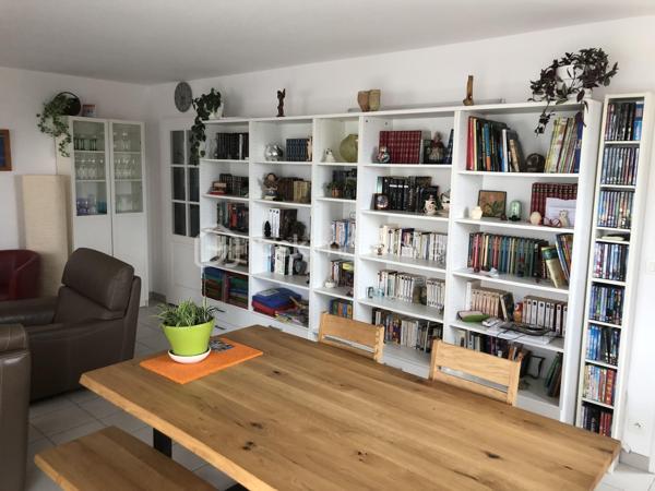 VOUS CHERCHIEZ L'APPARTEMENT 2 CHAMBRES avec GARAGE, 2 PLACES DE PARKING, PROCHE DES SPOTS de la CÔTE D'OPALE !
Situé à COQUELLES, il est à 6 min de SANGATTE, 15 min de WISSANT, et 20 mn d'AUDINGHEN...
Il saura PARFAIRE au STOCKAGE de VOTRE MATERIEL de KITE-SURF, CANOE, PLANCHES, RANDONNEES...
Ses 2 places de PARKING, vous permettront de GARER votre voiture et votre camionnette, et son local à vélos abritera vos " BICLOUS ".

C'est en 2004 qu'il a élu domicile rue de Bergnieulles, proche de l'ensemble des COMMERCES et COMMODITES, de la GARE TGV de FRETHUN, et des AXES RAPIDES A16.

Il est situé au 2 eme étage d'une copropriété de SEULEMENT 25 LOTS.
Les COMMUNS sont PRESTIGIEUX ( parfaitement entretenu ), et vous bénéficierez d'un ASCENSEUR, pour parfaire à votre confort d'accessibilité.

Sa PORTE s'ouvre sur son HALL/COULOIR ( avec PENDERIE ), qui vous guide vers son ESPACE NUIT, vous proposant une SALLE de BAINS, 2 CHAMBRES ( dont une SUITE avec PLACARD intégré et SALLE D'EAU ), et un WC Indépendant.
Il vous dirige ensuite, vers sa CUISINE ( entièrement équipée, avec cellier de rangement ), et son SALON / SEJOUR avec BALCON parfaitement exposé. 
Ces 3 pièces vous offre une BELLE VUE PANORAMIQUE, et sont baignées d'une très belle luminosité.
Une ouverture en OPENSPACE ( Salon, séjour, cuisine ) est tout à fait possible !

LES SURFACES :
Il mesure 82 m2 habitables + BALCON + GARAGE + 2 PLACES de PARKING.
Salon/Séjour 31 m2, Cuisine 12 m2, Salle de bains 4 m2, Chambre 10 m2, et Suite 17 m2

Ses ASPECTS TECHNIQUES :
Pour votre sécurité, les accès sont sécurisés par BADGE, INTERPHONE, DIGICODE.
Les MENUISERIES sont en PVC DOUBLE-VITRAGE + VOLETS ROULANTS.
Le CHAUFFAGE est INDIVIDUEL par convecteur électrique.
L'EAU-CHAUDE est produite par Ballon électrique.
Les SOLS sont sur DALLE BETON, CARRELAGE et PARQUETS.
Le BALCON est parfaitement exposé SUD
Des placards sont présents dans différentes pièces de l'appartement, et permettent d'aménager les espaces pour vos différents rangements.
Il est situé au DEUXIEME étage ( sur 3 ) avec ASCENSEUR.

Les NOTIONS ECONOMIQUES :
Il est actuellement loué, pour une période d'encore 2 ans ( mais la locataire accepterait un départ anticipé ). 
Le loyer est de 953 euros ( dont charges 66 /mois )...Juste le temps de patienter un peu, avant d'y habiter.
La taxe foncière est de seulement 854 euros.
Les charges générales communes de 84 /mois.
Les consommations électrique et eau sont individuelles, PAS de TRAVAUX prévus.

Pour VOTRE RESIDENCE SECONDAIRE, FUTURE RETRAITE, INVESTISSEMENT LOCATIF, ou en PATRIMOINE FONCIER, le SECTEUR est IDEAL, l'accès est sécurisé, la SURFACE est TRES CONFORTABLE, la VUE est dégagée, vous disposez d'un BALCON, d'un GARAGE, de 2 PLACES de PARKING, d'un local à vélos, d'un ASCENSEUR, et de TOUTES LES COMMODITES à proximité...QUE VOUS FAUT-IL DE PLUS ?

Pour parfaire et satisfaire votre curiosité, je dispose de 2 VIDEOS, que je suis en mesure de vous envoyer sur WhatsApp.

Vous souhaitez qu'il participe à l'épanouissement de votre famille, ou qu'il devienne votre résidence secondaire ?
Il faut juste m'appeler...Gilles O6 3O 89 OO O8, créateur d'émotions, de belles rencontres, et de bonnes sensations immobilières.

Pour des acquéreurs potentiels qualifiés, nous sommes en recherche de biens immobiliers à vendre, sur l'ensemble des Hauts de France.
N'hésitez pas à nous consulter pour la vente d'une maison, d'un appartement, d'un immeuble locatif, d'un fonds de commerce...Nous pourrons vous OFFRIR votre ESTIMATION, et vous présenter les particularités de nos actions commerciales, qui transforment nos ventes en de très belles réussites immobilières.