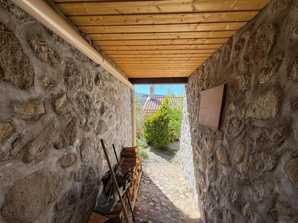Maison en pierre T3 R+1 terrasses, espace parking