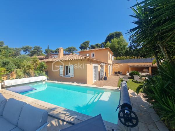 CARQUEIRANNE: Venez découvrir ce bien de 130 m2 niché dans le quartier prisé du Paradis ! 

Si vous cherchez un cadre de vie alliant calme, verdure et confort moderne, cette maison est faite pour vous.

La villa est exposée SUD, vous séduira par ses espaces généreux, sa luminosité et son espace piscine vue MER.

Elle se compose au rez-de-chaussée, d'une entrée, d'un salon/séjour convivial, d'une cuisine semi-ouverte fonctionnelle et joliment équipée, d'un cellier, d'un bureau avec salle d'eau pouvant servir de chambre, d'un wc indépendant. A l'étage, 3 chambres dont 2 avec vue mer, une salle de bain et un wc indépendant. 

**Bonus de confort** : la maison est dotée d'une climatisation réversible, vous garantissant une température idéale en toutes saisons. 

Implantée dans un environnement paisible et verdoyant, cette maison est un véritable havre de paix. Vous pourrez profiter de balades tranquilles tout en étant à proximité des commodités.

Ne laissez pas passer cette **opportunité unique** ! Contactez moi dès maintenant pour plus de détails ou pour planifier une visite. 

**Votre nouvelle vie commence ici, au cœur de Paradis Nord !**