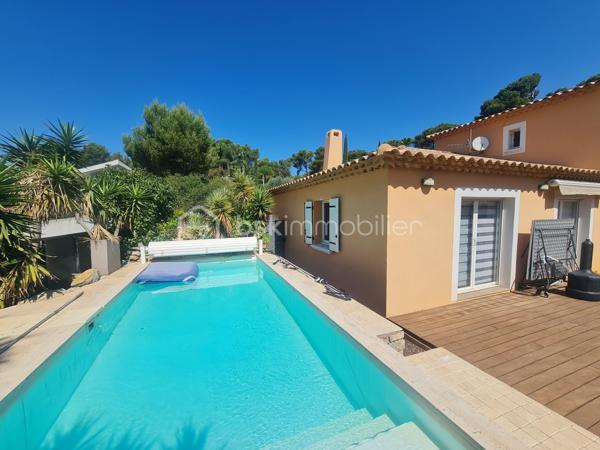 CARQUEIRANNE: Venez découvrir ce bien de 130 m2 niché dans le quartier prisé du Paradis ! 

Si vous cherchez un cadre de vie alliant calme, verdure et confort moderne, cette maison est faite pour vous.

La villa est exposée SUD, vous séduira par ses espaces généreux, sa luminosité et son espace piscine vue MER.

Elle se compose au rez-de-chaussée, d'une entrée, d'un salon/séjour convivial, d'une cuisine semi-ouverte fonctionnelle et joliment équipée, d'un cellier, d'un bureau avec salle d'eau pouvant servir de chambre, d'un wc indépendant. A l'étage, 3 chambres dont 2 avec vue mer, une salle de bain et un wc indépendant. 

**Bonus de confort** : la maison est dotée d'une climatisation réversible, vous garantissant une température idéale en toutes saisons. 

Implantée dans un environnement paisible et verdoyant, cette maison est un véritable havre de paix. Vous pourrez profiter de balades tranquilles tout en étant à proximité des commodités.

Ne laissez pas passer cette **opportunité unique** ! Contactez moi dès maintenant pour plus de détails ou pour planifier une visite. 

**Votre nouvelle vie commence ici, au cœur de Paradis Nord !**