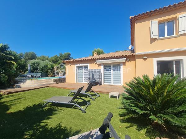 CARQUEIRANNE: Venez découvrir ce bien de 130 m2 niché dans le quartier prisé du Paradis ! 

Si vous cherchez un cadre de vie alliant calme, verdure et confort moderne, cette maison est faite pour vous.

La villa est exposée SUD, vous séduira par ses espaces généreux, sa luminosité et son espace piscine vue MER.

Elle se compose au rez-de-chaussée, d'une entrée, d'un salon/séjour convivial, d'une cuisine semi-ouverte fonctionnelle et joliment équipée, d'un cellier, d'un bureau avec salle d'eau pouvant servir de chambre, d'un wc indépendant. A l'étage, 3 chambres dont 2 avec vue mer, une salle de bain et un wc indépendant. 

**Bonus de confort** : la maison est dotée d'une climatisation réversible, vous garantissant une température idéale en toutes saisons. 

Implantée dans un environnement paisible et verdoyant, cette maison est un véritable havre de paix. Vous pourrez profiter de balades tranquilles tout en étant à proximité des commodités.

Ne laissez pas passer cette **opportunité unique** ! Contactez moi dès maintenant pour plus de détails ou pour planifier une visite. 

**Votre nouvelle vie commence ici, au cœur de Paradis Nord !**