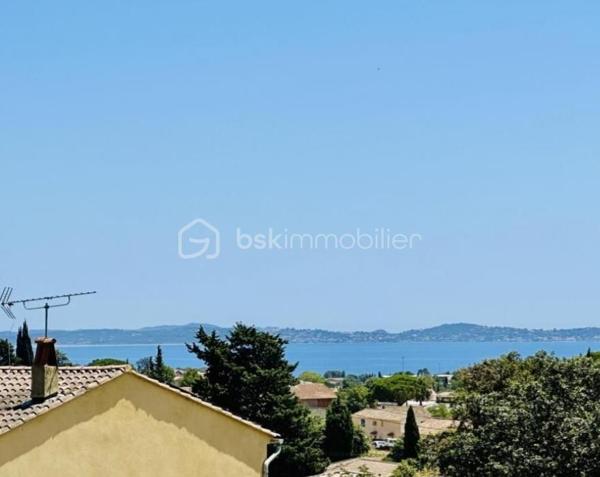CARQUEIRANNE: Venez découvrir ce bien de 130 m2 niché dans le quartier prisé du Paradis ! 

Si vous cherchez un cadre de vie alliant calme, verdure et confort moderne, cette maison est faite pour vous.

La villa est exposée SUD, vous séduira par ses espaces généreux, sa luminosité et son espace piscine vue MER.

Elle se compose au rez-de-chaussée, d'une entrée, d'un salon/séjour convivial, d'une cuisine semi-ouverte fonctionnelle et joliment équipée, d'un cellier, d'un bureau avec salle d'eau pouvant servir de chambre, d'un wc indépendant. A l'étage, 3 chambres dont 2 avec vue mer, une salle de bain et un wc indépendant. 

**Bonus de confort** : la maison est dotée d'une climatisation réversible, vous garantissant une température idéale en toutes saisons. 

Implantée dans un environnement paisible et verdoyant, cette maison est un véritable havre de paix. Vous pourrez profiter de balades tranquilles tout en étant à proximité des commodités.

Ne laissez pas passer cette **opportunité unique** ! Contactez moi dès maintenant pour plus de détails ou pour planifier une visite. 

**Votre nouvelle vie commence ici, au cœur de Paradis Nord !**