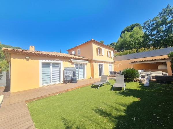 CARQUEIRANNE: Venez découvrir ce bien de 130 m2 niché dans le quartier prisé du Paradis ! 

Si vous cherchez un cadre de vie alliant calme, verdure et confort moderne, cette maison est faite pour vous.

La villa est exposée SUD, vous séduira par ses espaces généreux, sa luminosité et son espace piscine vue MER.

Elle se compose au rez-de-chaussée, d'une entrée, d'un salon/séjour convivial, d'une cuisine semi-ouverte fonctionnelle et joliment équipée, d'un cellier, d'un bureau avec salle d'eau pouvant servir de chambre, d'un wc indépendant. A l'étage, 3 chambres dont 2 avec vue mer, une salle de bain et un wc indépendant. 

**Bonus de confort** : la maison est dotée d'une climatisation réversible, vous garantissant une température idéale en toutes saisons. 

Implantée dans un environnement paisible et verdoyant, cette maison est un véritable havre de paix. Vous pourrez profiter de balades tranquilles tout en étant à proximité des commodités.

Ne laissez pas passer cette **opportunité unique** ! Contactez moi dès maintenant pour plus de détails ou pour planifier une visite. 

**Votre nouvelle vie commence ici, au cœur de Paradis Nord !**