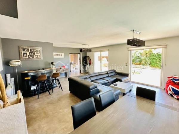 CARQUEIRANNE: Venez découvrir ce bien de 130 m2 niché dans le quartier prisé du Paradis ! 

Si vous cherchez un cadre de vie alliant calme, verdure et confort moderne, cette maison est faite pour vous.

La villa est exposée SUD, vous séduira par ses espaces généreux, sa luminosité et son espace piscine vue MER.

Elle se compose au rez-de-chaussée, d'une entrée, d'un salon/séjour convivial, d'une cuisine semi-ouverte fonctionnelle et joliment équipée, d'un cellier, d'un bureau avec salle d'eau pouvant servir de chambre, d'un wc indépendant. A l'étage, 3 chambres dont 2 avec vue mer, une salle de bain et un wc indépendant. 

**Bonus de confort** : la maison est dotée d'une climatisation réversible, vous garantissant une température idéale en toutes saisons. 

Implantée dans un environnement paisible et verdoyant, cette maison est un véritable havre de paix. Vous pourrez profiter de balades tranquilles tout en étant à proximité des commodités.

Ne laissez pas passer cette **opportunité unique** ! Contactez moi dès maintenant pour plus de détails ou pour planifier une visite. 

**Votre nouvelle vie commence ici, au cœur de Paradis Nord !**