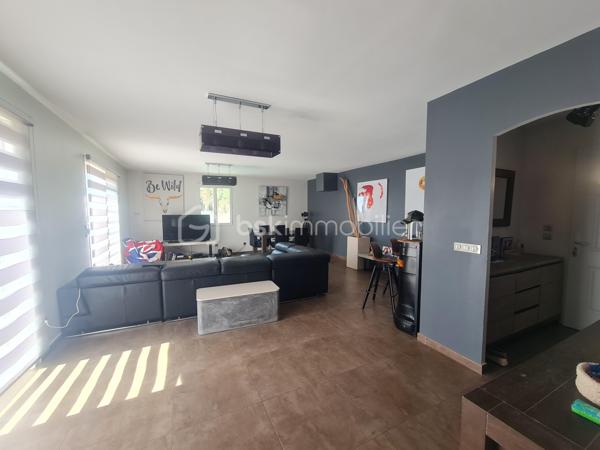 CARQUEIRANNE: Venez découvrir ce bien de 130 m2 niché dans le quartier prisé du Paradis ! 

Si vous cherchez un cadre de vie alliant calme, verdure et confort moderne, cette maison est faite pour vous.

La villa est exposée SUD, vous séduira par ses espaces généreux, sa luminosité et son espace piscine vue MER.

Elle se compose au rez-de-chaussée, d'une entrée, d'un salon/séjour convivial, d'une cuisine semi-ouverte fonctionnelle et joliment équipée, d'un cellier, d'un bureau avec salle d'eau pouvant servir de chambre, d'un wc indépendant. A l'étage, 3 chambres dont 2 avec vue mer, une salle de bain et un wc indépendant. 

**Bonus de confort** : la maison est dotée d'une climatisation réversible, vous garantissant une température idéale en toutes saisons. 

Implantée dans un environnement paisible et verdoyant, cette maison est un véritable havre de paix. Vous pourrez profiter de balades tranquilles tout en étant à proximité des commodités.

Ne laissez pas passer cette **opportunité unique** ! Contactez moi dès maintenant pour plus de détails ou pour planifier une visite. 

**Votre nouvelle vie commence ici, au cœur de Paradis Nord !**