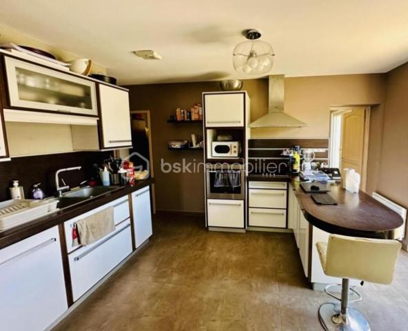 CARQUEIRANNE: Venez découvrir ce bien de 130 m2 niché dans le quartier prisé du Paradis ! 

Si vous cherchez un cadre de vie alliant calme, verdure et confort moderne, cette maison est faite pour vous.

La villa est exposée SUD, vous séduira par ses espaces généreux, sa luminosité et son espace piscine vue MER.

Elle se compose au rez-de-chaussée, d'une entrée, d'un salon/séjour convivial, d'une cuisine semi-ouverte fonctionnelle et joliment équipée, d'un cellier, d'un bureau avec salle d'eau pouvant servir de chambre, d'un wc indépendant. A l'étage, 3 chambres dont 2 avec vue mer, une salle de bain et un wc indépendant. 

**Bonus de confort** : la maison est dotée d'une climatisation réversible, vous garantissant une température idéale en toutes saisons. 

Implantée dans un environnement paisible et verdoyant, cette maison est un véritable havre de paix. Vous pourrez profiter de balades tranquilles tout en étant à proximité des commodités.

Ne laissez pas passer cette **opportunité unique** ! Contactez moi dès maintenant pour plus de détails ou pour planifier une visite. 

**Votre nouvelle vie commence ici, au cœur de Paradis Nord !**