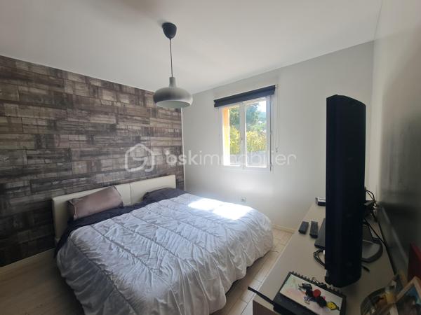 CARQUEIRANNE: Venez découvrir ce bien de 130 m2 niché dans le quartier prisé du Paradis ! 

Si vous cherchez un cadre de vie alliant calme, verdure et confort moderne, cette maison est faite pour vous.

La villa est exposée SUD, vous séduira par ses espaces généreux, sa luminosité et son espace piscine vue MER.

Elle se compose au rez-de-chaussée, d'une entrée, d'un salon/séjour convivial, d'une cuisine semi-ouverte fonctionnelle et joliment équipée, d'un cellier, d'un bureau avec salle d'eau pouvant servir de chambre, d'un wc indépendant. A l'étage, 3 chambres dont 2 avec vue mer, une salle de bain et un wc indépendant. 

**Bonus de confort** : la maison est dotée d'une climatisation réversible, vous garantissant une température idéale en toutes saisons. 

Implantée dans un environnement paisible et verdoyant, cette maison est un véritable havre de paix. Vous pourrez profiter de balades tranquilles tout en étant à proximité des commodités.

Ne laissez pas passer cette **opportunité unique** ! Contactez moi dès maintenant pour plus de détails ou pour planifier une visite. 

**Votre nouvelle vie commence ici, au cœur de Paradis Nord !**
