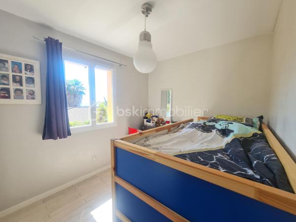 CARQUEIRANNE: Venez découvrir ce bien de 130 m2 niché dans le quartier prisé du Paradis ! 

Si vous cherchez un cadre de vie alliant calme, verdure et confort moderne, cette maison est faite pour vous.

La villa est exposée SUD, vous séduira par ses espaces généreux, sa luminosité et son espace piscine vue MER.

Elle se compose au rez-de-chaussée, d'une entrée, d'un salon/séjour convivial, d'une cuisine semi-ouverte fonctionnelle et joliment équipée, d'un cellier, d'un bureau avec salle d'eau pouvant servir de chambre, d'un wc indépendant. A l'étage, 3 chambres dont 2 avec vue mer, une salle de bain et un wc indépendant. 

**Bonus de confort** : la maison est dotée d'une climatisation réversible, vous garantissant une température idéale en toutes saisons. 

Implantée dans un environnement paisible et verdoyant, cette maison est un véritable havre de paix. Vous pourrez profiter de balades tranquilles tout en étant à proximité des commodités.

Ne laissez pas passer cette **opportunité unique** ! Contactez moi dès maintenant pour plus de détails ou pour planifier une visite. 

**Votre nouvelle vie commence ici, au cœur de Paradis Nord !**
