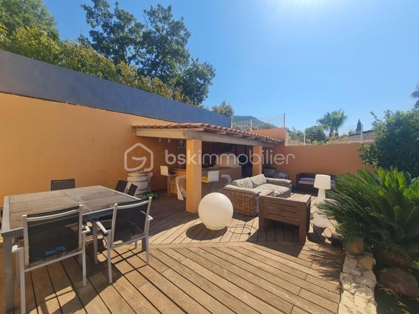 CARQUEIRANNE: Venez découvrir ce bien de 130 m2 niché dans le quartier prisé du Paradis ! 

Si vous cherchez un cadre de vie alliant calme, verdure et confort moderne, cette maison est faite pour vous.

La villa est exposée SUD, vous séduira par ses espaces généreux, sa luminosité et son espace piscine vue MER.

Elle se compose au rez-de-chaussée, d'une entrée, d'un salon/séjour convivial, d'une cuisine semi-ouverte fonctionnelle et joliment équipée, d'un cellier, d'un bureau avec salle d'eau pouvant servir de chambre, d'un wc indépendant. A l'étage, 3 chambres dont 2 avec vue mer, une salle de bain et un wc indépendant. 

**Bonus de confort** : la maison est dotée d'une climatisation réversible, vous garantissant une température idéale en toutes saisons. 

Implantée dans un environnement paisible et verdoyant, cette maison est un véritable havre de paix. Vous pourrez profiter de balades tranquilles tout en étant à proximité des commodités.

Ne laissez pas passer cette **opportunité unique** ! Contactez moi dès maintenant pour plus de détails ou pour planifier une visite. 

**Votre nouvelle vie commence ici, au cœur de Paradis Nord !**