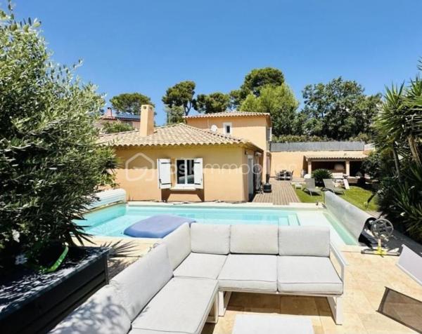 CARQUEIRANNE: Venez découvrir ce bien de 130 m2 niché dans le quartier prisé du Paradis ! 

Si vous cherchez un cadre de vie alliant calme, verdure et confort moderne, cette maison est faite pour vous.

La villa est exposée SUD, vous séduira par ses espaces généreux, sa luminosité et son espace piscine vue MER.

Elle se compose au rez-de-chaussée, d'une entrée, d'un salon/séjour convivial, d'une cuisine semi-ouverte fonctionnelle et joliment équipée, d'un cellier, d'un bureau avec salle d'eau pouvant servir de chambre, d'un wc indépendant. A l'étage, 3 chambres dont 2 avec vue mer, une salle de bain et un wc indépendant. 

**Bonus de confort** : la maison est dotée d'une climatisation réversible, vous garantissant une température idéale en toutes saisons. 

Implantée dans un environnement paisible et verdoyant, cette maison est un véritable havre de paix. Vous pourrez profiter de balades tranquilles tout en étant à proximité des commodités.

Ne laissez pas passer cette **opportunité unique** ! Contactez moi dès maintenant pour plus de détails ou pour planifier une visite. 

**Votre nouvelle vie commence ici, au cœur de Paradis Nord !**