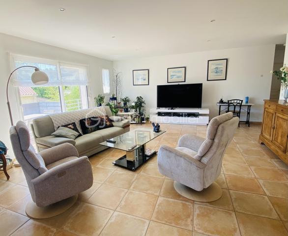 EXCLUSIVITE NEO VIAGER ET BSK IMMOBILIER

Opportunité d'investissement au Beausset, dans un environnement calme et recherché offrant confort, luminosité et qualité de vie.

Appartement de 120 m2, situé au premier étage d'une petite copropriété récente de 3 lots (construction 2012), parfaitement entretenue, à seulement quelques minutes à pied du centre-ville et de toute les commodités : écoles, commerces, transports et axes routiers.

Conditions financières :

VIAGER occupé sur deux têtes ( Homme 82 ans - Femme 75 ans)
Valeur vénale du bien :  515 000 euros 
Bouquet : 118 000 euros
Rente mensuelle : 696 euros

En viager occupé, vous achetez ce bien avec une remise immédiate de 51 % sur la valeur du bien et sur les frais de notaire.

Le bien est vendu en viager occupé par un homme de 82 ans et une femme de 75 ans qui continueront à vivre chez eux toute leur vie durant ou jusqu'à leur départ anticipé.
L'acquéreur devient propriétaire le jour de la vente en payant le bouquet et il s’engage à verser la rente aux vendeurs qui conservent un Droit d'Usage et d'Habitation (DUH) toute leur vie durant. 

La rente sera indexée chaque année pour suivre l'évolution de l'indice de référence des loyers (IRL). En cas de libération anticipée, l'acquéreur continue à verser une rente qui sera majorée mais il récupère la pleine jouissance du bien : il peut y habiter, le mettre en location ou le revendre  

L'achat en viager occupé est un investissement solidaire intergénérationnel qui permet aux seniors de vieillir confortablement à domicile et de réaliser leurs projets.
 
La taxe foncière et les grosses réparations sont à la charge de l'acquéreur.
Montant taxe foncière hors TEOM : 1 351 euros

Ce bel appartement se compose d'un hall d'entrée, d'une cuisine ouverte sur le grand salon / séjour de 44 m2 avec terrasses de 29 m2, de 3 chambres spacieuses dont 2 avec placards, un dressing, une salle d'eau et un wc indépendant.

Un ascenseur privatif, 1 local vélo, une aire de stationnement prévue pour 3 véhicules viennent compléter ce bien. Des places supplémentaires sont possibles dans l'impasse.

Son exposition Sud-Ouest offre une belle luminosité tout au long de la journée.

Un bien de qualité offrant un fort potentiel patrimonial dans le cadre d'un investissement en viager occupé.

A découvrir sans tarder.