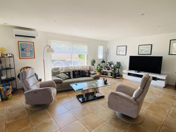 EXCLUSIVITE NEO VIAGER ET BSK IMMOBILIER

Opportunité d'investissement au Beausset, dans un environnement calme et recherché offrant confort, luminosité et qualité de vie.

Appartement de 120 m2, situé au premier étage d'une petite copropriété récente de 3 lots (construction 2012), parfaitement entretenue, à seulement quelques minutes à pied du centre-ville et de toute les commodités : écoles, commerces, transports et axes routiers.

Conditions financières :

VIAGER occupé sur deux têtes ( Homme 82 ans - Femme 75 ans)
Valeur vénale du bien :  515 000 euros 
Bouquet : 118 000 euros
Rente mensuelle : 696 euros

En viager occupé, vous achetez ce bien avec une remise immédiate de 51 % sur la valeur du bien et sur les frais de notaire.

Le bien est vendu en viager occupé par un homme de 82 ans et une femme de 75 ans qui continueront à vivre chez eux toute leur vie durant ou jusqu'à leur départ anticipé.
L'acquéreur devient propriétaire le jour de la vente en payant le bouquet et il s’engage à verser la rente aux vendeurs qui conservent un Droit d'Usage et d'Habitation (DUH) toute leur vie durant. 

La rente sera indexée chaque année pour suivre l'évolution de l'indice de référence des loyers (IRL). En cas de libération anticipée, l'acquéreur continue à verser une rente qui sera majorée mais il récupère la pleine jouissance du bien : il peut y habiter, le mettre en location ou le revendre  

L'achat en viager occupé est un investissement solidaire intergénérationnel qui permet aux seniors de vieillir confortablement à domicile et de réaliser leurs projets.
 
La taxe foncière et les grosses réparations sont à la charge de l'acquéreur.
Montant taxe foncière hors TEOM : 1 351 euros

Ce bel appartement se compose d'un hall d'entrée, d'une cuisine ouverte sur le grand salon / séjour de 44 m2 avec terrasses de 29 m2, de 3 chambres spacieuses dont 2 avec placards, un dressing, une salle d'eau et un wc indépendant.

Un ascenseur privatif, 1 local vélo, une aire de stationnement prévue pour 3 véhicules viennent compléter ce bien. Des places supplémentaires sont possibles dans l'impasse.

Son exposition Sud-Ouest offre une belle luminosité tout au long de la journée.

Un bien de qualité offrant un fort potentiel patrimonial dans le cadre d'un investissement en viager occupé.

A découvrir sans tarder.