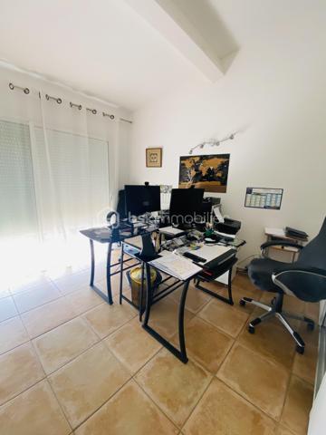 EXCLUSIVITE NEO VIAGER ET BSK IMMOBILIER

Opportunité d'investissement au Beausset, dans un environnement calme et recherché offrant confort, luminosité et qualité de vie.

Appartement de 120 m2, situé au premier étage d'une petite copropriété récente de 3 lots (construction 2012), parfaitement entretenue, à seulement quelques minutes à pied du centre-ville et de toute les commodités : écoles, commerces, transports et axes routiers.

Conditions financières :

VIAGER occupé sur deux têtes ( Homme 82 ans - Femme 75 ans)
Valeur vénale du bien :  515 000 euros 
Bouquet : 118 000 euros
Rente mensuelle : 696 euros

En viager occupé, vous achetez ce bien avec une remise immédiate de 51 % sur la valeur du bien et sur les frais de notaire.

Le bien est vendu en viager occupé par un homme de 82 ans et une femme de 75 ans qui continueront à vivre chez eux toute leur vie durant ou jusqu'à leur départ anticipé.
L'acquéreur devient propriétaire le jour de la vente en payant le bouquet et il s’engage à verser la rente aux vendeurs qui conservent un Droit d'Usage et d'Habitation (DUH) toute leur vie durant. 

La rente sera indexée chaque année pour suivre l'évolution de l'indice de référence des loyers (IRL). En cas de libération anticipée, l'acquéreur continue à verser une rente qui sera majorée mais il récupère la pleine jouissance du bien : il peut y habiter, le mettre en location ou le revendre  

L'achat en viager occupé est un investissement solidaire intergénérationnel qui permet aux seniors de vieillir confortablement à domicile et de réaliser leurs projets.
 
La taxe foncière et les grosses réparations sont à la charge de l'acquéreur.
Montant taxe foncière hors TEOM : 1 351 euros

Ce bel appartement se compose d'un hall d'entrée, d'une cuisine ouverte sur le grand salon / séjour de 44 m2 avec terrasses de 29 m2, de 3 chambres spacieuses dont 2 avec placards, un dressing, une salle d'eau et un wc indépendant.

Un ascenseur privatif, 1 local vélo, une aire de stationnement prévue pour 3 véhicules viennent compléter ce bien. Des places supplémentaires sont possibles dans l'impasse.

Son exposition Sud-Ouest offre une belle luminosité tout au long de la journée.

Un bien de qualité offrant un fort potentiel patrimonial dans le cadre d'un investissement en viager occupé.

A découvrir sans tarder.