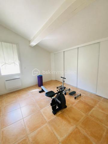 EXCLUSIVITE NEO VIAGER ET BSK IMMOBILIER

Opportunité d'investissement au Beausset, dans un environnement calme et recherché offrant confort, luminosité et qualité de vie.

Appartement de 120 m2, situé au premier étage d'une petite copropriété récente de 3 lots (construction 2012), parfaitement entretenue, à seulement quelques minutes à pied du centre-ville et de toute les commodités : écoles, commerces, transports et axes routiers.

Conditions financières :

VIAGER occupé sur deux têtes ( Homme 82 ans - Femme 75 ans)
Valeur vénale du bien :  515 000 euros 
Bouquet : 118 000 euros
Rente mensuelle : 696 euros

En viager occupé, vous achetez ce bien avec une remise immédiate de 51 % sur la valeur du bien et sur les frais de notaire.

Le bien est vendu en viager occupé par un homme de 82 ans et une femme de 75 ans qui continueront à vivre chez eux toute leur vie durant ou jusqu'à leur départ anticipé.
L'acquéreur devient propriétaire le jour de la vente en payant le bouquet et il s’engage à verser la rente aux vendeurs qui conservent un Droit d'Usage et d'Habitation (DUH) toute leur vie durant. 

La rente sera indexée chaque année pour suivre l'évolution de l'indice de référence des loyers (IRL). En cas de libération anticipée, l'acquéreur continue à verser une rente qui sera majorée mais il récupère la pleine jouissance du bien : il peut y habiter, le mettre en location ou le revendre  

L'achat en viager occupé est un investissement solidaire intergénérationnel qui permet aux seniors de vieillir confortablement à domicile et de réaliser leurs projets.
 
La taxe foncière et les grosses réparations sont à la charge de l'acquéreur.
Montant taxe foncière hors TEOM : 1 351 euros

Ce bel appartement se compose d'un hall d'entrée, d'une cuisine ouverte sur le grand salon / séjour de 44 m2 avec terrasses de 29 m2, de 3 chambres spacieuses dont 2 avec placards, un dressing, une salle d'eau et un wc indépendant.

Un ascenseur privatif, 1 local vélo, une aire de stationnement prévue pour 3 véhicules viennent compléter ce bien. Des places supplémentaires sont possibles dans l'impasse.

Son exposition Sud-Ouest offre une belle luminosité tout au long de la journée.

Un bien de qualité offrant un fort potentiel patrimonial dans le cadre d'un investissement en viager occupé.

A découvrir sans tarder.