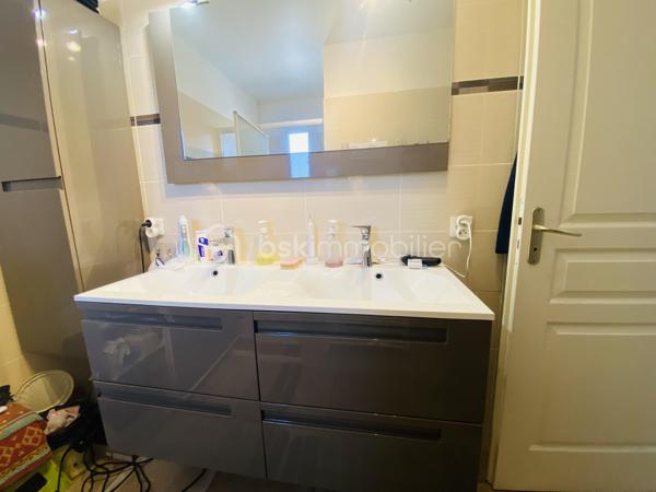 EXCLUSIVITE NEO VIAGER ET BSK IMMOBILIER

Opportunité d'investissement au Beausset, dans un environnement calme et recherché offrant confort, luminosité et qualité de vie.

Appartement de 120 m2, situé au premier étage d'une petite copropriété récente de 3 lots (construction 2012), parfaitement entretenue, à seulement quelques minutes à pied du centre-ville et de toute les commodités : écoles, commerces, transports et axes routiers.

Conditions financières :

VIAGER occupé sur deux têtes ( Homme 82 ans - Femme 75 ans)
Valeur vénale du bien :  515 000 euros 
Bouquet : 118 000 euros
Rente mensuelle : 696 euros

En viager occupé, vous achetez ce bien avec une remise immédiate de 51 % sur la valeur du bien et sur les frais de notaire.

Le bien est vendu en viager occupé par un homme de 82 ans et une femme de 75 ans qui continueront à vivre chez eux toute leur vie durant ou jusqu'à leur départ anticipé.
L'acquéreur devient propriétaire le jour de la vente en payant le bouquet et il s’engage à verser la rente aux vendeurs qui conservent un Droit d'Usage et d'Habitation (DUH) toute leur vie durant. 

La rente sera indexée chaque année pour suivre l'évolution de l'indice de référence des loyers (IRL). En cas de libération anticipée, l'acquéreur continue à verser une rente qui sera majorée mais il récupère la pleine jouissance du bien : il peut y habiter, le mettre en location ou le revendre  

L'achat en viager occupé est un investissement solidaire intergénérationnel qui permet aux seniors de vieillir confortablement à domicile et de réaliser leurs projets.
 
La taxe foncière et les grosses réparations sont à la charge de l'acquéreur.
Montant taxe foncière hors TEOM : 1 351 euros

Ce bel appartement se compose d'un hall d'entrée, d'une cuisine ouverte sur le grand salon / séjour de 44 m2 avec terrasses de 29 m2, de 3 chambres spacieuses dont 2 avec placards, un dressing, une salle d'eau et un wc indépendant.

Un ascenseur privatif, 1 local vélo, une aire de stationnement prévue pour 3 véhicules viennent compléter ce bien. Des places supplémentaires sont possibles dans l'impasse.

Son exposition Sud-Ouest offre une belle luminosité tout au long de la journée.

Un bien de qualité offrant un fort potentiel patrimonial dans le cadre d'un investissement en viager occupé.

A découvrir sans tarder.