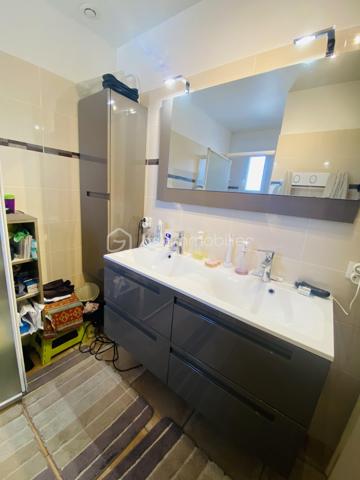 EXCLUSIVITE NEO VIAGER ET BSK IMMOBILIER

Opportunité d'investissement au Beausset, dans un environnement calme et recherché offrant confort, luminosité et qualité de vie.

Appartement de 120 m2, situé au premier étage d'une petite copropriété récente de 3 lots (construction 2012), parfaitement entretenue, à seulement quelques minutes à pied du centre-ville et de toute les commodités : écoles, commerces, transports et axes routiers.

Conditions financières :

VIAGER occupé sur deux têtes ( Homme 82 ans - Femme 75 ans)
Valeur vénale du bien :  515 000 euros 
Bouquet : 118 000 euros
Rente mensuelle : 696 euros

En viager occupé, vous achetez ce bien avec une remise immédiate de 51 % sur la valeur du bien et sur les frais de notaire.

Le bien est vendu en viager occupé par un homme de 82 ans et une femme de 75 ans qui continueront à vivre chez eux toute leur vie durant ou jusqu'à leur départ anticipé.
L'acquéreur devient propriétaire le jour de la vente en payant le bouquet et il s’engage à verser la rente aux vendeurs qui conservent un Droit d'Usage et d'Habitation (DUH) toute leur vie durant. 

La rente sera indexée chaque année pour suivre l'évolution de l'indice de référence des loyers (IRL). En cas de libération anticipée, l'acquéreur continue à verser une rente qui sera majorée mais il récupère la pleine jouissance du bien : il peut y habiter, le mettre en location ou le revendre  

L'achat en viager occupé est un investissement solidaire intergénérationnel qui permet aux seniors de vieillir confortablement à domicile et de réaliser leurs projets.
 
La taxe foncière et les grosses réparations sont à la charge de l'acquéreur.
Montant taxe foncière hors TEOM : 1 351 euros

Ce bel appartement se compose d'un hall d'entrée, d'une cuisine ouverte sur le grand salon / séjour de 44 m2 avec terrasses de 29 m2, de 3 chambres spacieuses dont 2 avec placards, un dressing, une salle d'eau et un wc indépendant.

Un ascenseur privatif, 1 local vélo, une aire de stationnement prévue pour 3 véhicules viennent compléter ce bien. Des places supplémentaires sont possibles dans l'impasse.

Son exposition Sud-Ouest offre une belle luminosité tout au long de la journée.

Un bien de qualité offrant un fort potentiel patrimonial dans le cadre d'un investissement en viager occupé.

A découvrir sans tarder.
