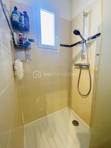 EXCLUSIVITE NEO VIAGER ET BSK IMMOBILIER

Opportunité d'investissement au Beausset, dans un environnement calme et recherché offrant confort, luminosité et qualité de vie.

Appartement de 120 m2, situé au premier étage d'une petite copropriété récente de 3 lots (construction 2012), parfaitement entretenue, à seulement quelques minutes à pied du centre-ville et de toute les commodités : écoles, commerces, transports et axes routiers.

Conditions financières :

VIAGER occupé sur deux têtes ( Homme 82 ans - Femme 75 ans)
Valeur vénale du bien :  515 000 euros 
Bouquet : 118 000 euros
Rente mensuelle : 696 euros

En viager occupé, vous achetez ce bien avec une remise immédiate de 51 % sur la valeur du bien et sur les frais de notaire.

Le bien est vendu en viager occupé par un homme de 82 ans et une femme de 75 ans qui continueront à vivre chez eux toute leur vie durant ou jusqu'à leur départ anticipé.
L'acquéreur devient propriétaire le jour de la vente en payant le bouquet et il s’engage à verser la rente aux vendeurs qui conservent un Droit d'Usage et d'Habitation (DUH) toute leur vie durant. 

La rente sera indexée chaque année pour suivre l'évolution de l'indice de référence des loyers (IRL). En cas de libération anticipée, l'acquéreur continue à verser une rente qui sera majorée mais il récupère la pleine jouissance du bien : il peut y habiter, le mettre en location ou le revendre  

L'achat en viager occupé est un investissement solidaire intergénérationnel qui permet aux seniors de vieillir confortablement à domicile et de réaliser leurs projets.
 
La taxe foncière et les grosses réparations sont à la charge de l'acquéreur.
Montant taxe foncière hors TEOM : 1 351 euros

Ce bel appartement se compose d'un hall d'entrée, d'une cuisine ouverte sur le grand salon / séjour de 44 m2 avec terrasses de 29 m2, de 3 chambres spacieuses dont 2 avec placards, un dressing, une salle d'eau et un wc indépendant.

Un ascenseur privatif, 1 local vélo, une aire de stationnement prévue pour 3 véhicules viennent compléter ce bien. Des places supplémentaires sont possibles dans l'impasse.

Son exposition Sud-Ouest offre une belle luminosité tout au long de la journée.

Un bien de qualité offrant un fort potentiel patrimonial dans le cadre d'un investissement en viager occupé.

A découvrir sans tarder.