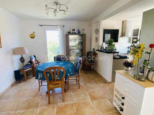 EXCLUSIVITE NEO VIAGER ET BSK IMMOBILIER

Opportunité d'investissement au Beausset, dans un environnement calme et recherché offrant confort, luminosité et qualité de vie.

Appartement de 120 m2, situé au premier étage d'une petite copropriété récente de 3 lots (construction 2012), parfaitement entretenue, à seulement quelques minutes à pied du centre-ville et de toute les commodités : écoles, commerces, transports et axes routiers.

Conditions financières :

VIAGER occupé sur deux têtes ( Homme 82 ans - Femme 75 ans)
Valeur vénale du bien :  515 000 euros 
Bouquet : 118 000 euros
Rente mensuelle : 696 euros

En viager occupé, vous achetez ce bien avec une remise immédiate de 51 % sur la valeur du bien et sur les frais de notaire.

Le bien est vendu en viager occupé par un homme de 82 ans et une femme de 75 ans qui continueront à vivre chez eux toute leur vie durant ou jusqu'à leur départ anticipé.
L'acquéreur devient propriétaire le jour de la vente en payant le bouquet et il s’engage à verser la rente aux vendeurs qui conservent un Droit d'Usage et d'Habitation (DUH) toute leur vie durant. 

La rente sera indexée chaque année pour suivre l'évolution de l'indice de référence des loyers (IRL). En cas de libération anticipée, l'acquéreur continue à verser une rente qui sera majorée mais il récupère la pleine jouissance du bien : il peut y habiter, le mettre en location ou le revendre  

L'achat en viager occupé est un investissement solidaire intergénérationnel qui permet aux seniors de vieillir confortablement à domicile et de réaliser leurs projets.
 
La taxe foncière et les grosses réparations sont à la charge de l'acquéreur.
Montant taxe foncière hors TEOM : 1 351 euros

Ce bel appartement se compose d'un hall d'entrée, d'une cuisine ouverte sur le grand salon / séjour de 44 m2 avec terrasses de 29 m2, de 3 chambres spacieuses dont 2 avec placards, un dressing, une salle d'eau et un wc indépendant.

Un ascenseur privatif, 1 local vélo, une aire de stationnement prévue pour 3 véhicules viennent compléter ce bien. Des places supplémentaires sont possibles dans l'impasse.

Son exposition Sud-Ouest offre une belle luminosité tout au long de la journée.

Un bien de qualité offrant un fort potentiel patrimonial dans le cadre d'un investissement en viager occupé.

A découvrir sans tarder.