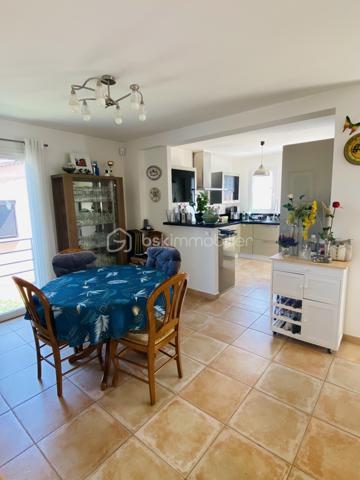 EXCLUSIVITE NEO VIAGER ET BSK IMMOBILIER

Opportunité d'investissement au Beausset, dans un environnement calme et recherché offrant confort, luminosité et qualité de vie.

Appartement de 120 m2, situé au premier étage d'une petite copropriété récente de 3 lots (construction 2012), parfaitement entretenue, à seulement quelques minutes à pied du centre-ville et de toute les commodités : écoles, commerces, transports et axes routiers.

Conditions financières :

VIAGER occupé sur deux têtes ( Homme 82 ans - Femme 75 ans)
Valeur vénale du bien :  515 000 euros 
Bouquet : 118 000 euros
Rente mensuelle : 696 euros

En viager occupé, vous achetez ce bien avec une remise immédiate de 51 % sur la valeur du bien et sur les frais de notaire.

Le bien est vendu en viager occupé par un homme de 82 ans et une femme de 75 ans qui continueront à vivre chez eux toute leur vie durant ou jusqu'à leur départ anticipé.
L'acquéreur devient propriétaire le jour de la vente en payant le bouquet et il s’engage à verser la rente aux vendeurs qui conservent un Droit d'Usage et d'Habitation (DUH) toute leur vie durant. 

La rente sera indexée chaque année pour suivre l'évolution de l'indice de référence des loyers (IRL). En cas de libération anticipée, l'acquéreur continue à verser une rente qui sera majorée mais il récupère la pleine jouissance du bien : il peut y habiter, le mettre en location ou le revendre  

L'achat en viager occupé est un investissement solidaire intergénérationnel qui permet aux seniors de vieillir confortablement à domicile et de réaliser leurs projets.
 
La taxe foncière et les grosses réparations sont à la charge de l'acquéreur.
Montant taxe foncière hors TEOM : 1 351 euros

Ce bel appartement se compose d'un hall d'entrée, d'une cuisine ouverte sur le grand salon / séjour de 44 m2 avec terrasses de 29 m2, de 3 chambres spacieuses dont 2 avec placards, un dressing, une salle d'eau et un wc indépendant.

Un ascenseur privatif, 1 local vélo, une aire de stationnement prévue pour 3 véhicules viennent compléter ce bien. Des places supplémentaires sont possibles dans l'impasse.

Son exposition Sud-Ouest offre une belle luminosité tout au long de la journée.

Un bien de qualité offrant un fort potentiel patrimonial dans le cadre d'un investissement en viager occupé.

A découvrir sans tarder.