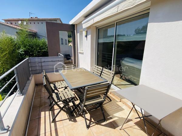 EXCLUSIVITE NEO VIAGER ET BSK IMMOBILIER

Opportunité d'investissement au Beausset, dans un environnement calme et recherché offrant confort, luminosité et qualité de vie.

Appartement de 120 m2, situé au premier étage d'une petite copropriété récente de 3 lots (construction 2012), parfaitement entretenue, à seulement quelques minutes à pied du centre-ville et de toute les commodités : écoles, commerces, transports et axes routiers.

Conditions financières :

VIAGER occupé sur deux têtes ( Homme 82 ans - Femme 75 ans)
Valeur vénale du bien :  515 000 euros 
Bouquet : 118 000 euros
Rente mensuelle : 696 euros

En viager occupé, vous achetez ce bien avec une remise immédiate de 51 % sur la valeur du bien et sur les frais de notaire.

Le bien est vendu en viager occupé par un homme de 82 ans et une femme de 75 ans qui continueront à vivre chez eux toute leur vie durant ou jusqu'à leur départ anticipé.
L'acquéreur devient propriétaire le jour de la vente en payant le bouquet et il s’engage à verser la rente aux vendeurs qui conservent un Droit d'Usage et d'Habitation (DUH) toute leur vie durant. 

La rente sera indexée chaque année pour suivre l'évolution de l'indice de référence des loyers (IRL). En cas de libération anticipée, l'acquéreur continue à verser une rente qui sera majorée mais il récupère la pleine jouissance du bien : il peut y habiter, le mettre en location ou le revendre  

L'achat en viager occupé est un investissement solidaire intergénérationnel qui permet aux seniors de vieillir confortablement à domicile et de réaliser leurs projets.
 
La taxe foncière et les grosses réparations sont à la charge de l'acquéreur.
Montant taxe foncière hors TEOM : 1 351 euros

Ce bel appartement se compose d'un hall d'entrée, d'une cuisine ouverte sur le grand salon / séjour de 44 m2 avec terrasses de 29 m2, de 3 chambres spacieuses dont 2 avec placards, un dressing, une salle d'eau et un wc indépendant.

Un ascenseur privatif, 1 local vélo, une aire de stationnement prévue pour 3 véhicules viennent compléter ce bien. Des places supplémentaires sont possibles dans l'impasse.

Son exposition Sud-Ouest offre une belle luminosité tout au long de la journée.

Un bien de qualité offrant un fort potentiel patrimonial dans le cadre d'un investissement en viager occupé.

A découvrir sans tarder.