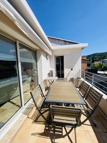 EXCLUSIVITE NEO VIAGER ET BSK IMMOBILIER

Opportunité d'investissement au Beausset, dans un environnement calme et recherché offrant confort, luminosité et qualité de vie.

Appartement de 120 m2, situé au premier étage d'une petite copropriété récente de 3 lots (construction 2012), parfaitement entretenue, à seulement quelques minutes à pied du centre-ville et de toute les commodités : écoles, commerces, transports et axes routiers.

Conditions financières :

VIAGER occupé sur deux têtes ( Homme 82 ans - Femme 75 ans)
Valeur vénale du bien :  515 000 euros 
Bouquet : 118 000 euros
Rente mensuelle : 696 euros

En viager occupé, vous achetez ce bien avec une remise immédiate de 51 % sur la valeur du bien et sur les frais de notaire.

Le bien est vendu en viager occupé par un homme de 82 ans et une femme de 75 ans qui continueront à vivre chez eux toute leur vie durant ou jusqu'à leur départ anticipé.
L'acquéreur devient propriétaire le jour de la vente en payant le bouquet et il s’engage à verser la rente aux vendeurs qui conservent un Droit d'Usage et d'Habitation (DUH) toute leur vie durant. 

La rente sera indexée chaque année pour suivre l'évolution de l'indice de référence des loyers (IRL). En cas de libération anticipée, l'acquéreur continue à verser une rente qui sera majorée mais il récupère la pleine jouissance du bien : il peut y habiter, le mettre en location ou le revendre  

L'achat en viager occupé est un investissement solidaire intergénérationnel qui permet aux seniors de vieillir confortablement à domicile et de réaliser leurs projets.
 
La taxe foncière et les grosses réparations sont à la charge de l'acquéreur.
Montant taxe foncière hors TEOM : 1 351 euros

Ce bel appartement se compose d'un hall d'entrée, d'une cuisine ouverte sur le grand salon / séjour de 44 m2 avec terrasses de 29 m2, de 3 chambres spacieuses dont 2 avec placards, un dressing, une salle d'eau et un wc indépendant.

Un ascenseur privatif, 1 local vélo, une aire de stationnement prévue pour 3 véhicules viennent compléter ce bien. Des places supplémentaires sont possibles dans l'impasse.

Son exposition Sud-Ouest offre une belle luminosité tout au long de la journée.

Un bien de qualité offrant un fort potentiel patrimonial dans le cadre d'un investissement en viager occupé.

A découvrir sans tarder.