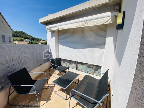 EXCLUSIVITE NEO VIAGER ET BSK IMMOBILIER

Opportunité d'investissement au Beausset, dans un environnement calme et recherché offrant confort, luminosité et qualité de vie.

Appartement de 120 m2, situé au premier étage d'une petite copropriété récente de 3 lots (construction 2012), parfaitement entretenue, à seulement quelques minutes à pied du centre-ville et de toute les commodités : écoles, commerces, transports et axes routiers.

Conditions financières :

VIAGER occupé sur deux têtes ( Homme 82 ans - Femme 75 ans)
Valeur vénale du bien :  515 000 euros 
Bouquet : 118 000 euros
Rente mensuelle : 696 euros

En viager occupé, vous achetez ce bien avec une remise immédiate de 51 % sur la valeur du bien et sur les frais de notaire.

Le bien est vendu en viager occupé par un homme de 82 ans et une femme de 75 ans qui continueront à vivre chez eux toute leur vie durant ou jusqu'à leur départ anticipé.
L'acquéreur devient propriétaire le jour de la vente en payant le bouquet et il s’engage à verser la rente aux vendeurs qui conservent un Droit d'Usage et d'Habitation (DUH) toute leur vie durant. 

La rente sera indexée chaque année pour suivre l'évolution de l'indice de référence des loyers (IRL). En cas de libération anticipée, l'acquéreur continue à verser une rente qui sera majorée mais il récupère la pleine jouissance du bien : il peut y habiter, le mettre en location ou le revendre  

L'achat en viager occupé est un investissement solidaire intergénérationnel qui permet aux seniors de vieillir confortablement à domicile et de réaliser leurs projets.
 
La taxe foncière et les grosses réparations sont à la charge de l'acquéreur.
Montant taxe foncière hors TEOM : 1 351 euros

Ce bel appartement se compose d'un hall d'entrée, d'une cuisine ouverte sur le grand salon / séjour de 44 m2 avec terrasses de 29 m2, de 3 chambres spacieuses dont 2 avec placards, un dressing, une salle d'eau et un wc indépendant.

Un ascenseur privatif, 1 local vélo, une aire de stationnement prévue pour 3 véhicules viennent compléter ce bien. Des places supplémentaires sont possibles dans l'impasse.

Son exposition Sud-Ouest offre une belle luminosité tout au long de la journée.

Un bien de qualité offrant un fort potentiel patrimonial dans le cadre d'un investissement en viager occupé.

A découvrir sans tarder.