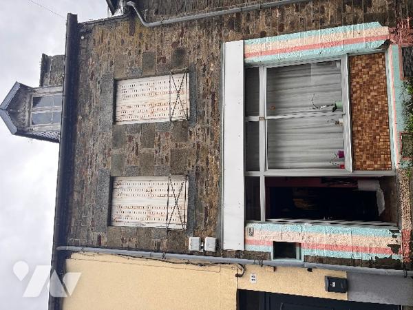 Petite maison de ville à rénover.