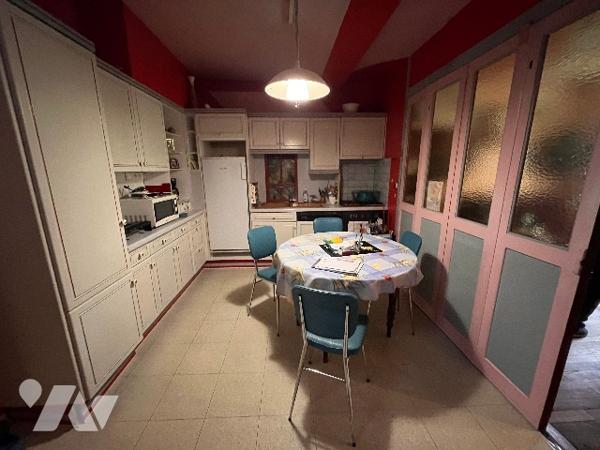 Petite maison de ville à rénover.