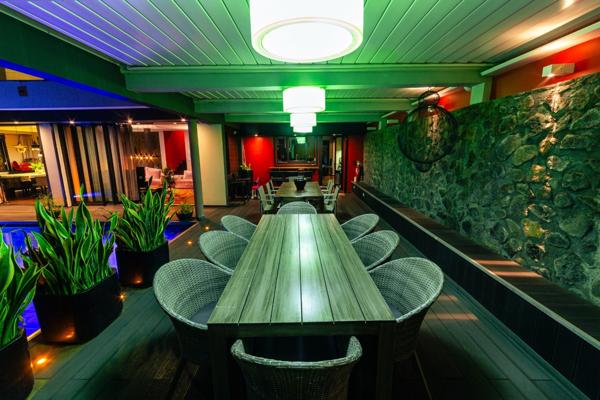 Villa contemporaine – 10 pièces – env. 300 m² – piscine – spa