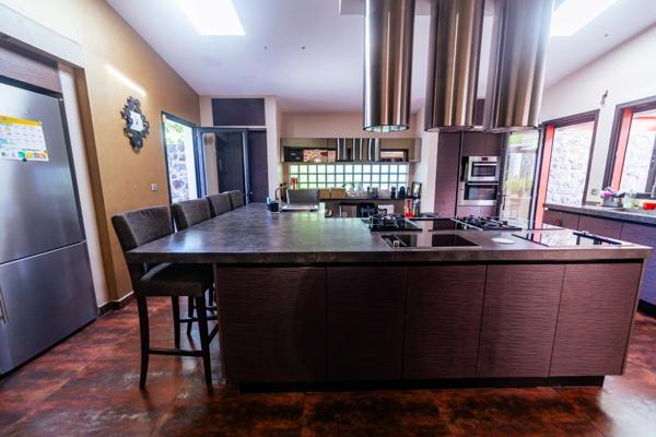 Villa contemporaine – 10 pièces – env. 300 m² – piscine – spa