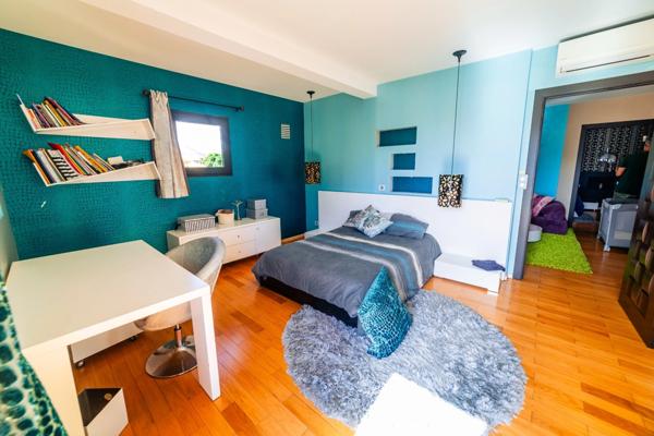 Villa contemporaine – 10 pièces – env. 300 m² – piscine – spa