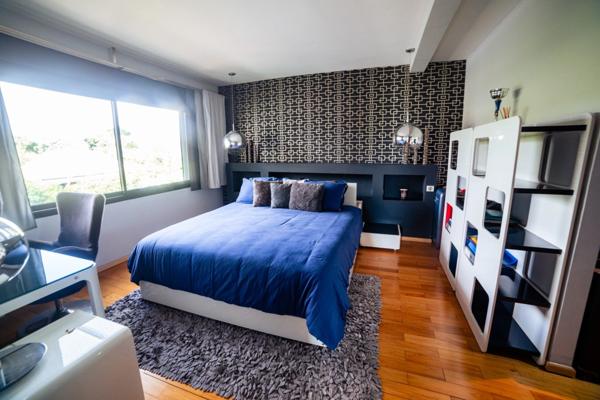 Villa contemporaine – 10 pièces – env. 300 m² – piscine – spa