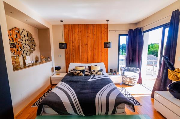 Villa contemporaine – 10 pièces – env. 300 m² – piscine – spa