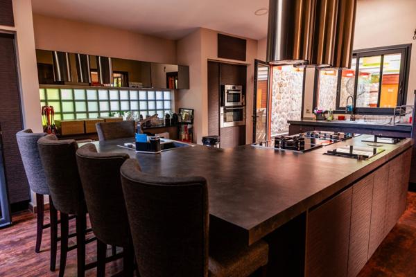 Villa contemporaine – 10 pièces – env. 300 m² – piscine – spa