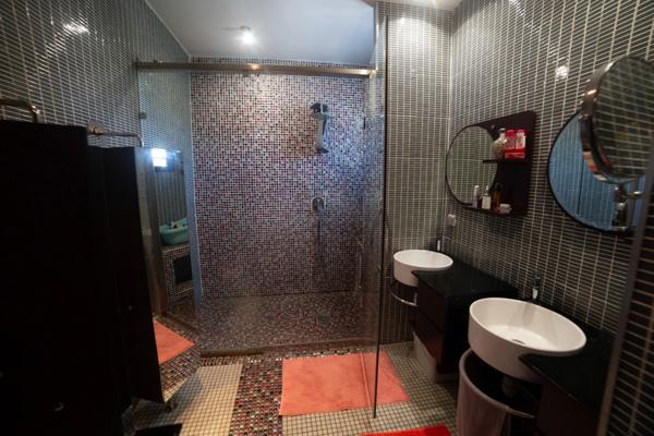 Villa contemporaine – 10 pièces – env. 300 m² – piscine – spa