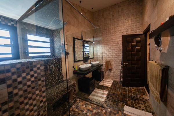 Villa contemporaine – 10 pièces – env. 300 m² – piscine – spa