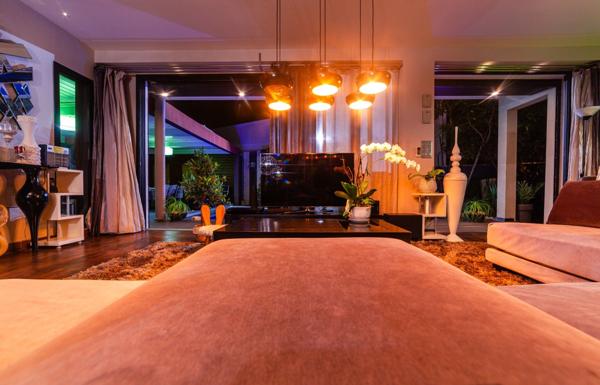 Villa contemporaine – 10 pièces – env. 300 m² – piscine – spa