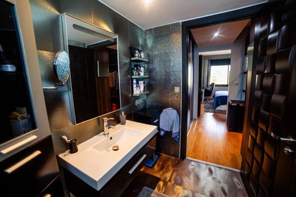 Villa contemporaine – 10 pièces – env. 300 m² – piscine – spa