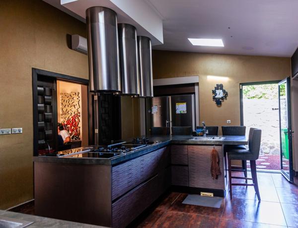 Villa contemporaine – 10 pièces – env. 300 m² – piscine – spa