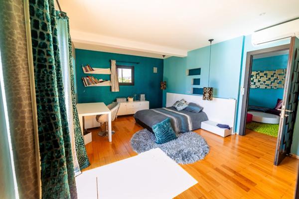 Villa contemporaine – 10 pièces – env. 300 m² – piscine – spa