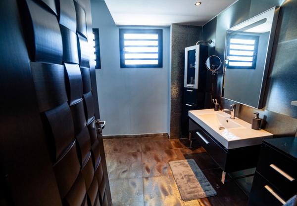 Villa contemporaine – 10 pièces – env. 300 m² – piscine – spa