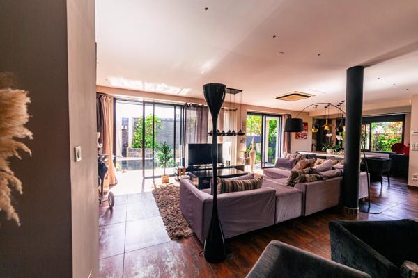 Villa contemporaine – 10 pièces – env. 300 m² – piscine – spa